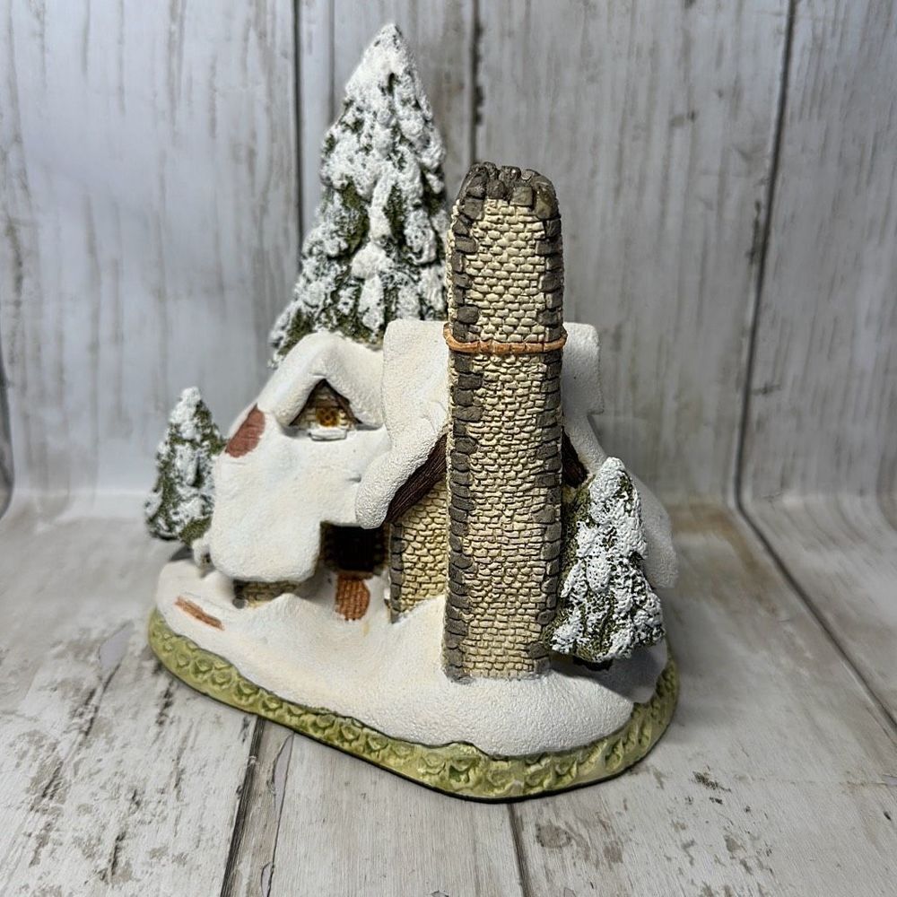1984 David Winter Snow Cottage House Great Britain 5‎ 1/2”tall